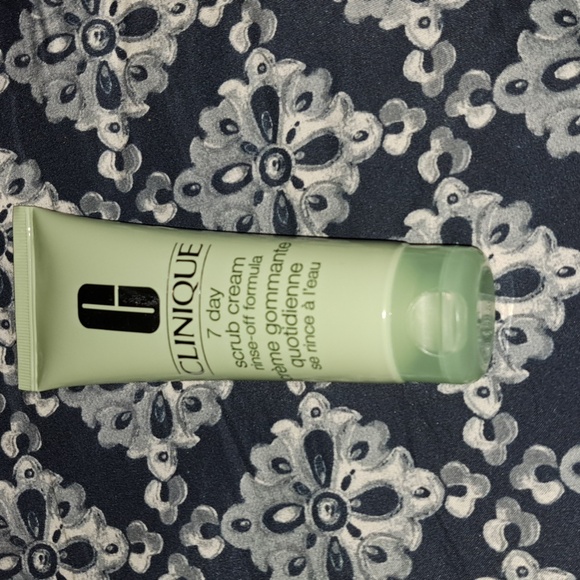 Clinique - Picture 3 of 4